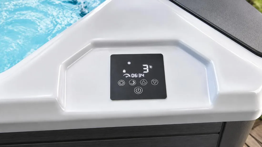 Digital Touchscreen Chiller Control Panel Built-in digital touchscreen control panel on the tub ledge displaying system temperature and timer readouts