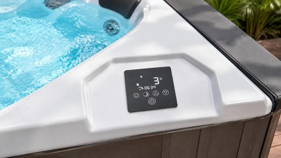 Digital Touchscreen Chiller Control Panel Built-in digital touch control panel on the white acrylic tub ledge displaying cooling status and water temperature